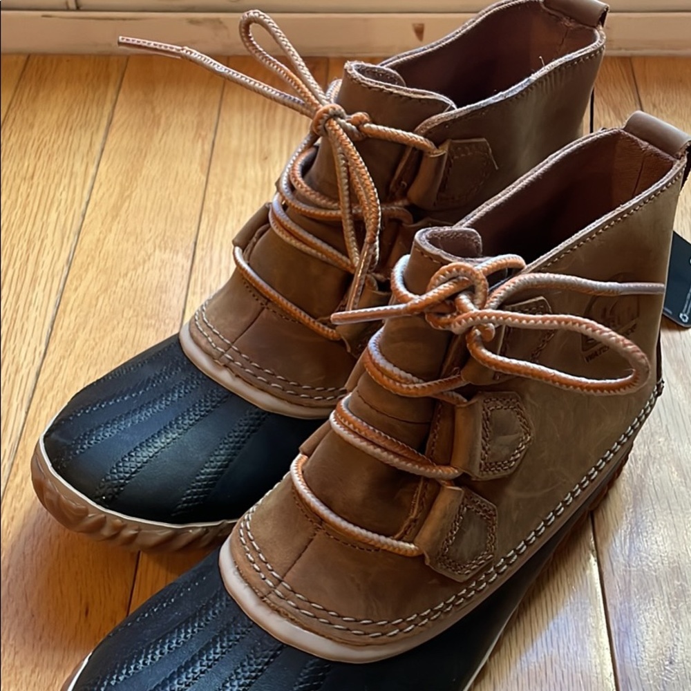 Sorel Out and About boots - New in the box - Size 8 Womens